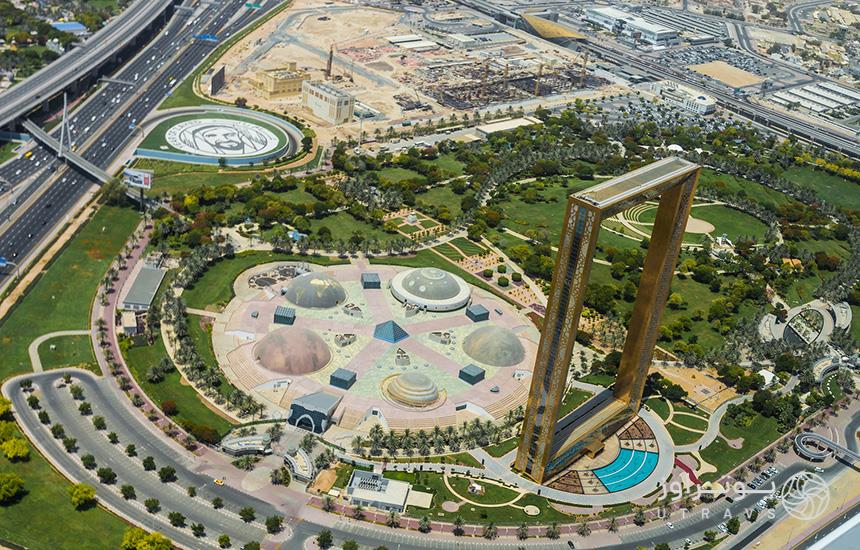 نمای هوایی از پارک زعبیل دبی که قاب دبی را هم در بخشی از تصویر نشان می‌دهد.